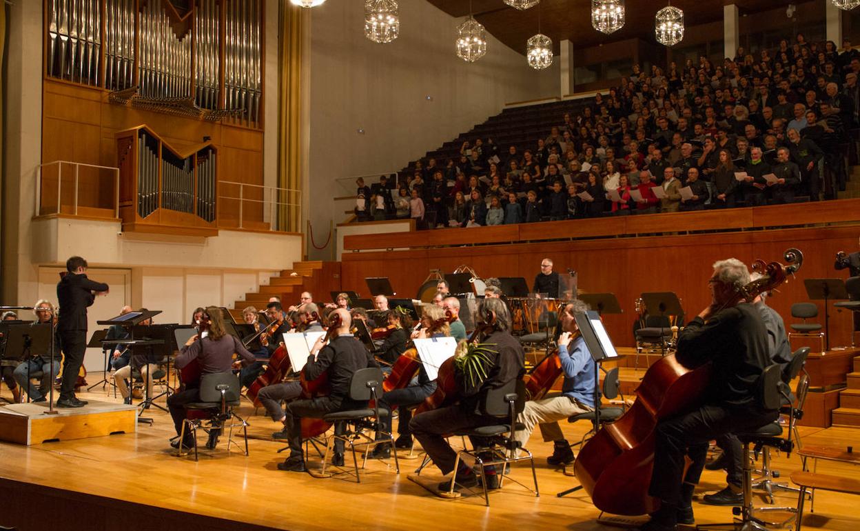Los músicos de la OCG y los coros, durante la grabación en el Falla.