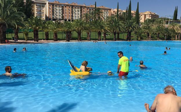 Vacaciones con coronavirus: «Imaginar cubículos en las playas no tiene sentido y si las piscinas abren será porque no hay riesgo»