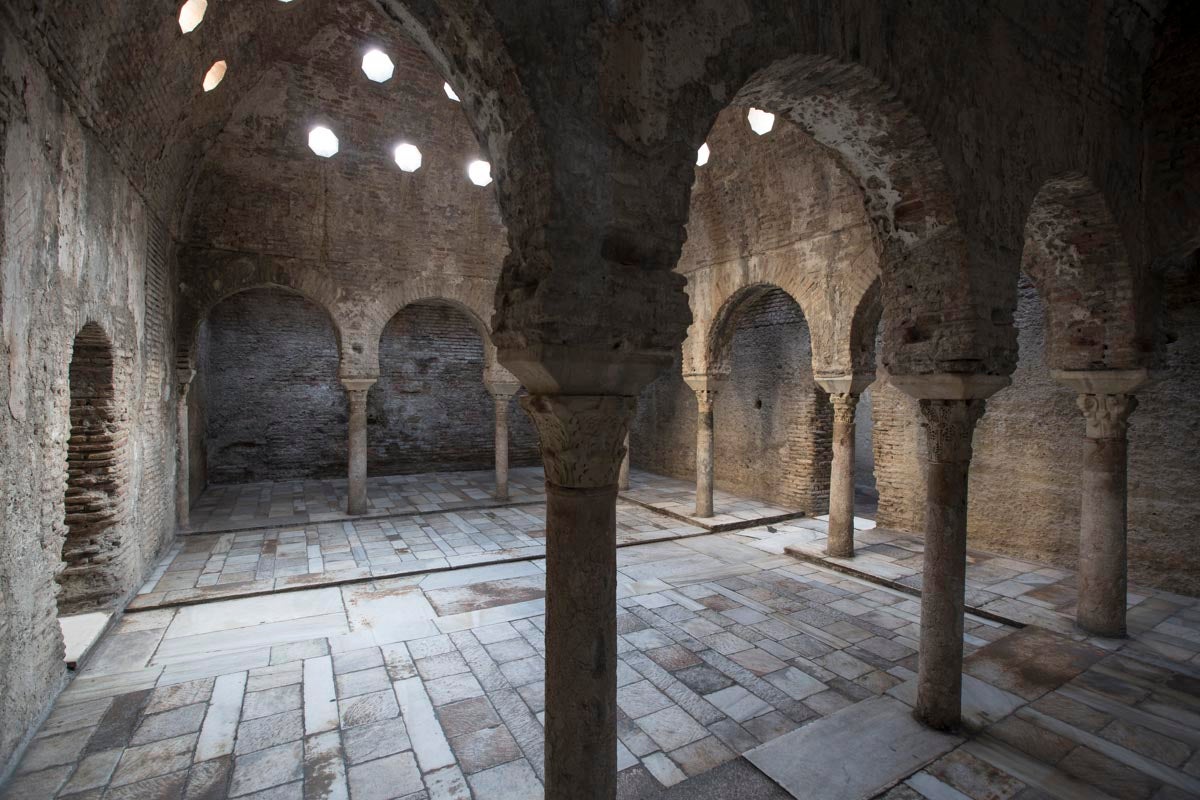 Bañuelo. Este Bien de Interés Cultural, situado en la Carrera del Darro, se ve así de vacío por dentro