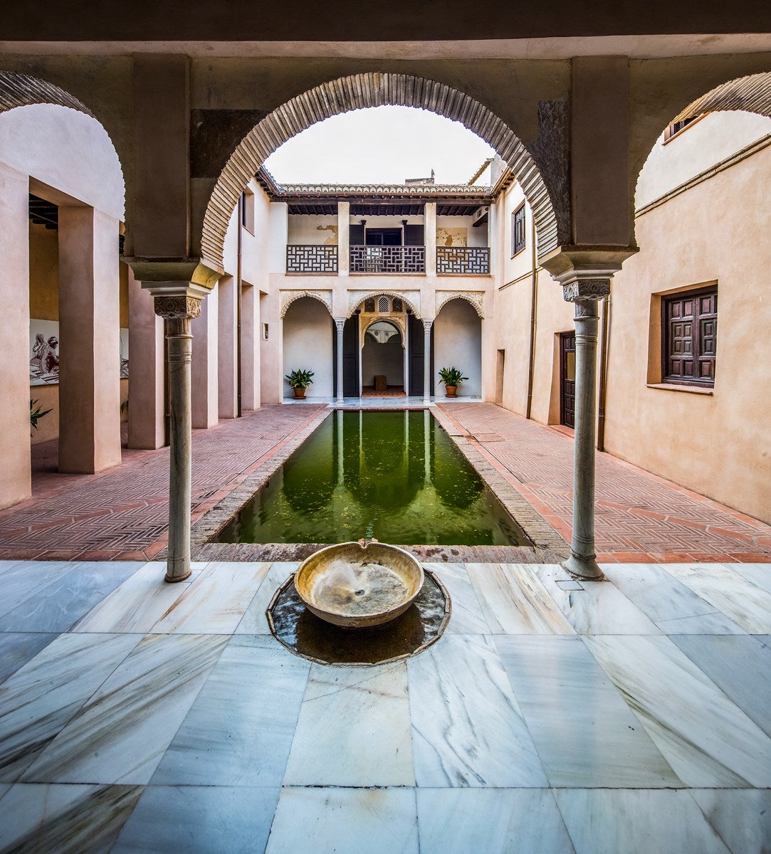 Casa de Zafra. El museo de historia local en una casa de estilo hispano-morisco del siglo XIV con murales mantiene sus vistas a la Alhambra, pero nadie puede disfrutar de ellas en persona
