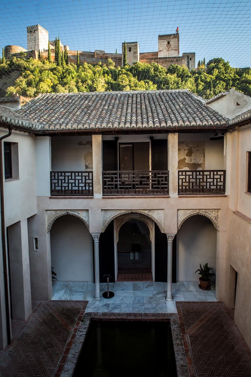 Casa de Zafra. El museo de historia local en una casa de estilo hispano-morisco del siglo XIV con murales mantiene sus vistas a la Alhambra, pero nadie puede disfrutar de ellas en persona