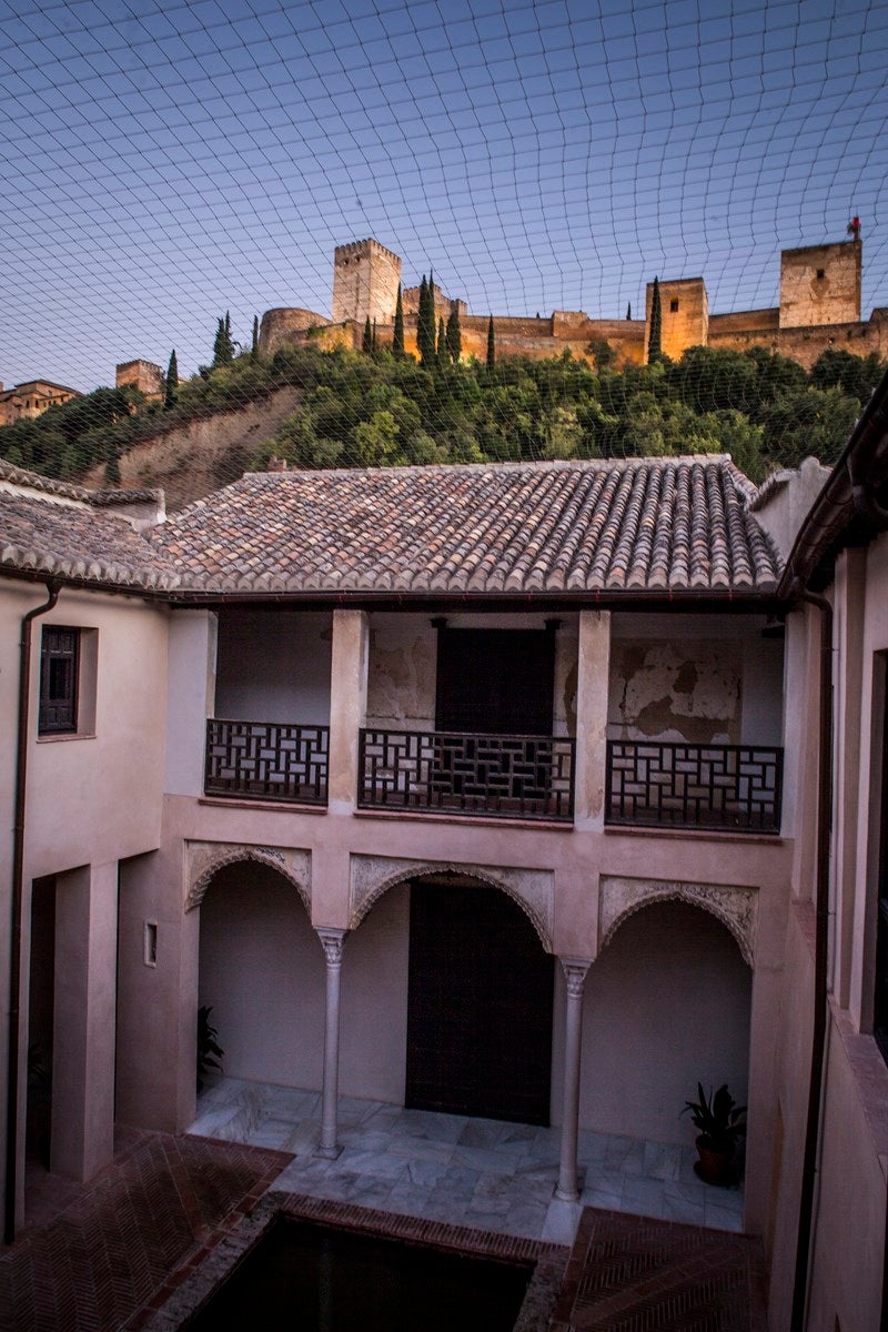 Casa de Zafra. El museo de historia local en una casa de estilo hispano-morisco del siglo XIV con murales mantiene sus vistas a la Alhambra, pero nadie puede disfrutar de ellas en persona