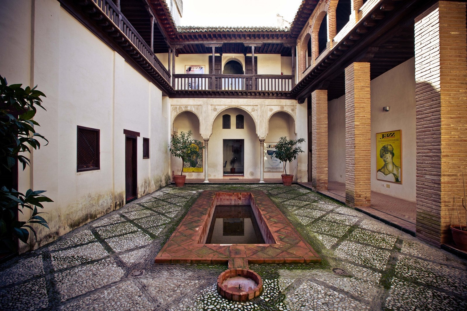 Casa Horno de Oro. La llamada Casa Morisca de la calle Horno de Oro es una pequeña casa nazarí de una sola planta, a la que se le añadió en el siglo XVI un segundo piso y permanece vacía