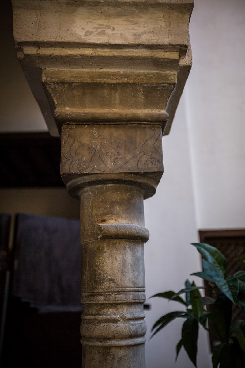 Casa Horno de Oro. La llamada Casa Morisca de la calle Horno de Oro es una pequeña casa nazarí de una sola planta, a la que se le añadió en el siglo XVI un segundo piso y permanece vacía