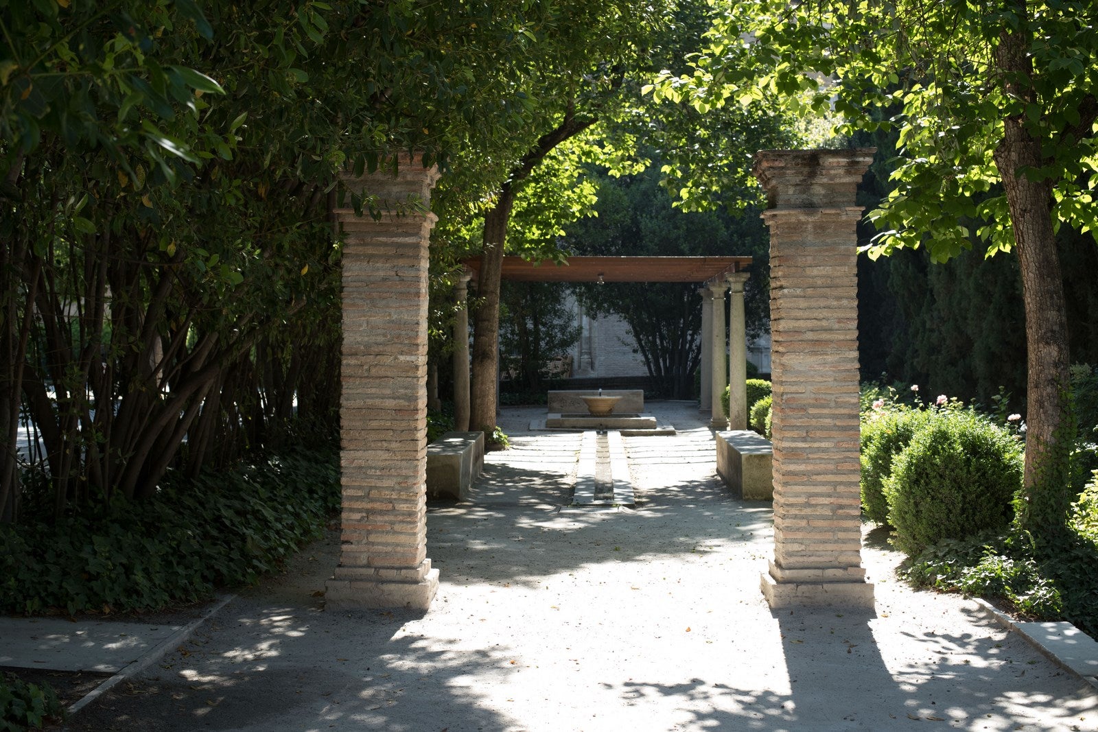 Palacio de los Cordova. Este palacio del siglo XVI, conocido por sus jardines románticos, su patio interior y sus vistas a la Alhambra, aguarda para volver a abrir sus puertas