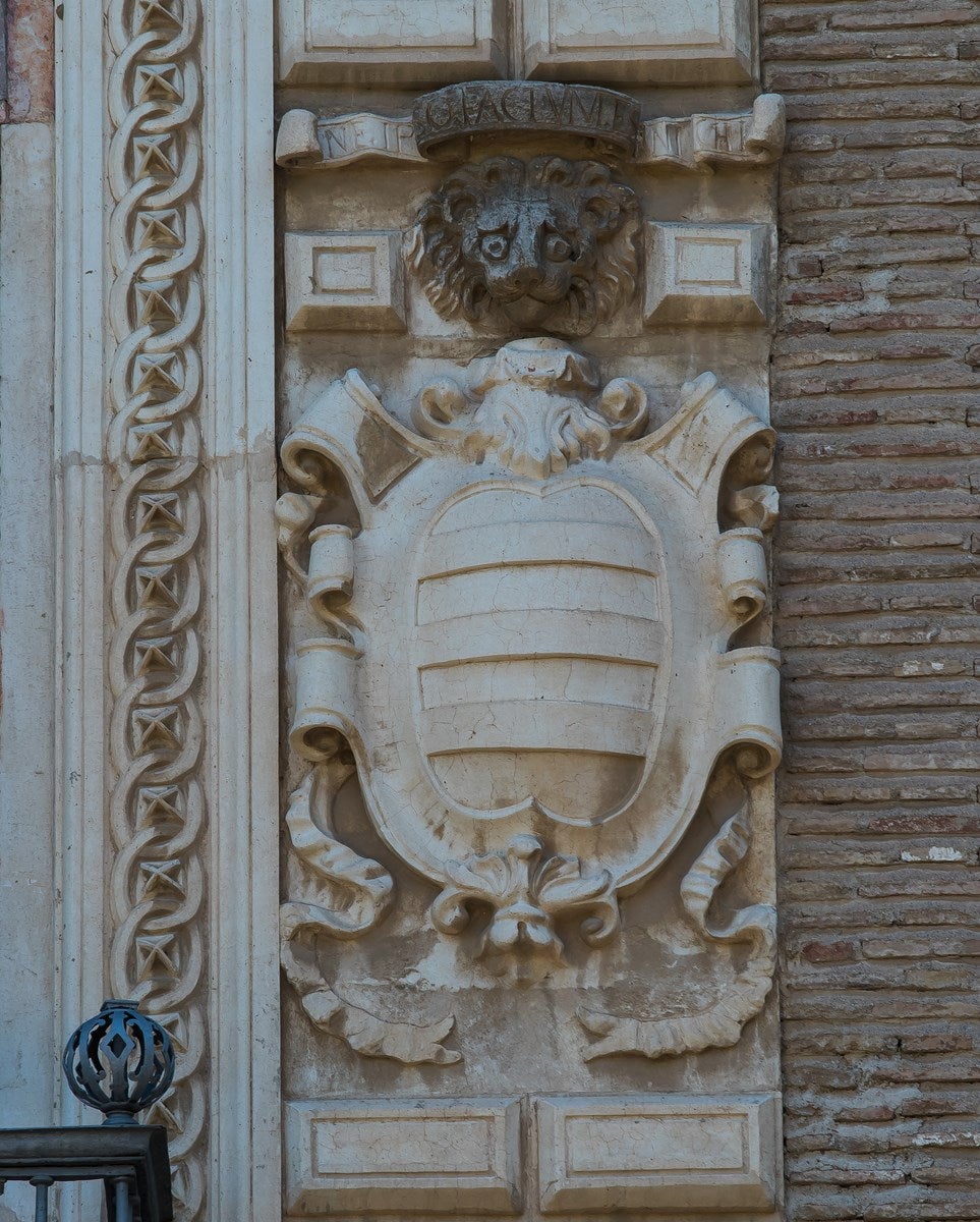 Palacio de los Cordova. Este palacio del siglo XVI, conocido por sus jardines románticos, su patio interior y sus vistas a la Alhambra, aguarda para volver a abrir sus puertas