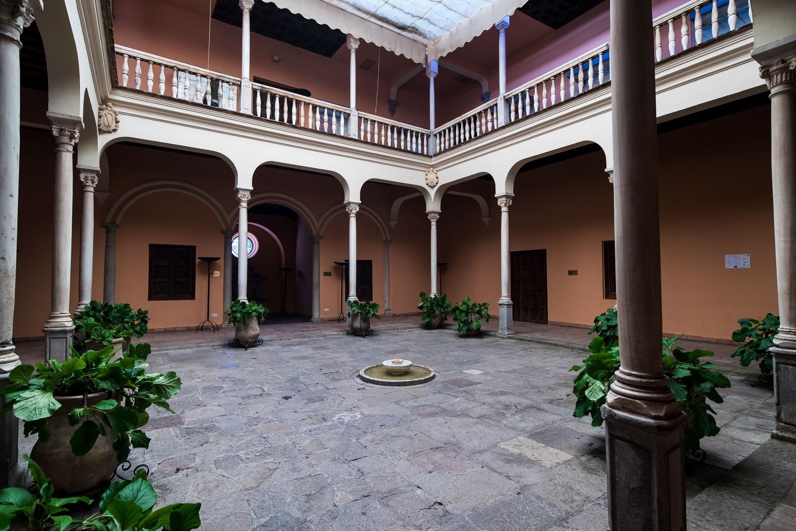 Palacio de los Cordova. Este palacio del siglo XVI, conocido por sus jardines románticos, su patio interior y sus vistas a la Alhambra, aguarda para volver a abrir sus puertas