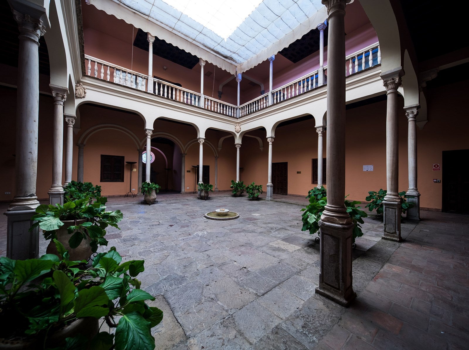 Palacio de los Cordova. Este palacio del siglo XVI, conocido por sus jardines románticos, su patio interior y sus vistas a la Alhambra, aguarda para volver a abrir sus puertas