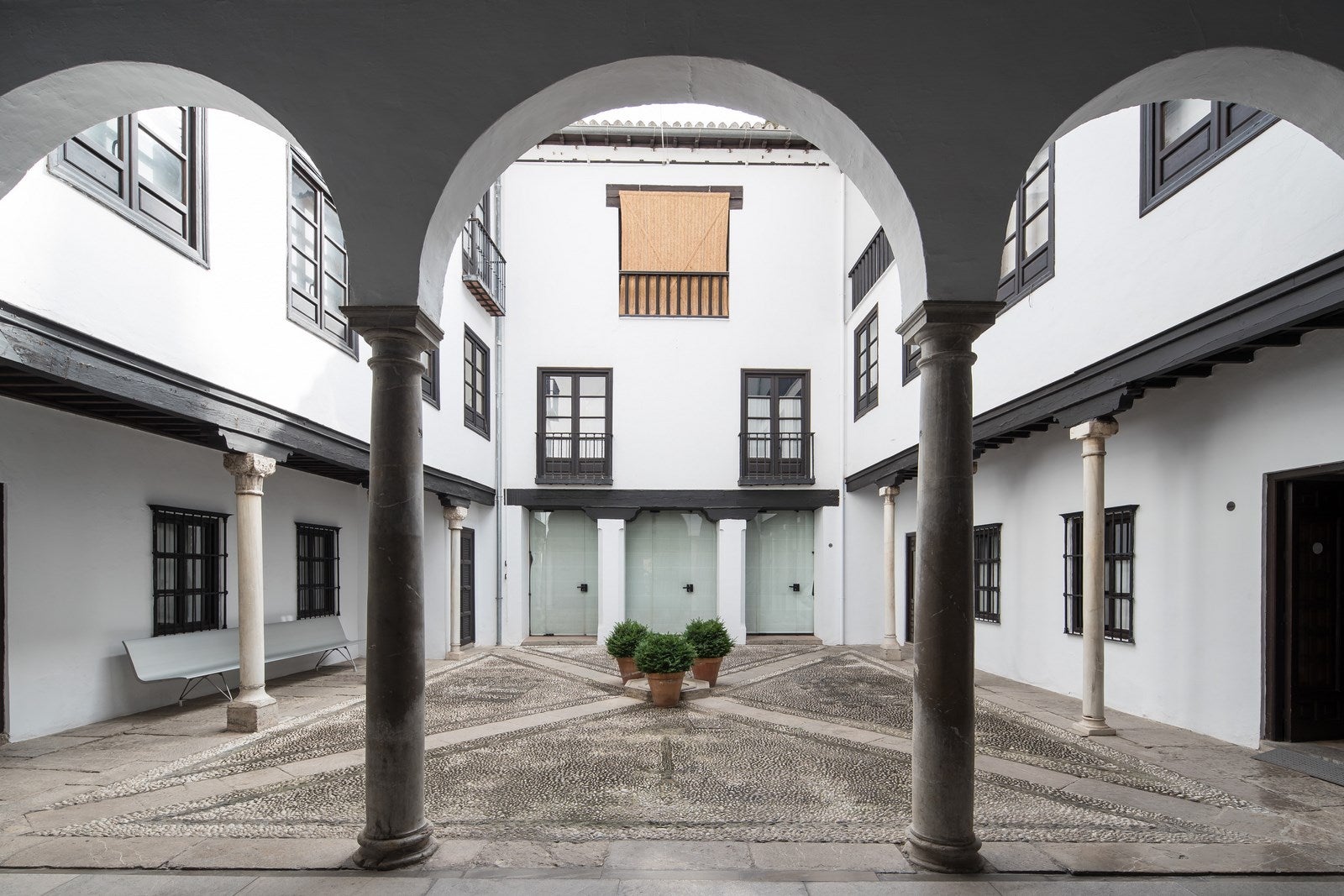 Casa de los Tiros. El museo se encuentra ubicado en el barrio del Realejo, en la calle Pavaneras. Su nombre se debe a las piezas de artillería que hay en sus almenas y también se encuentra cerrado