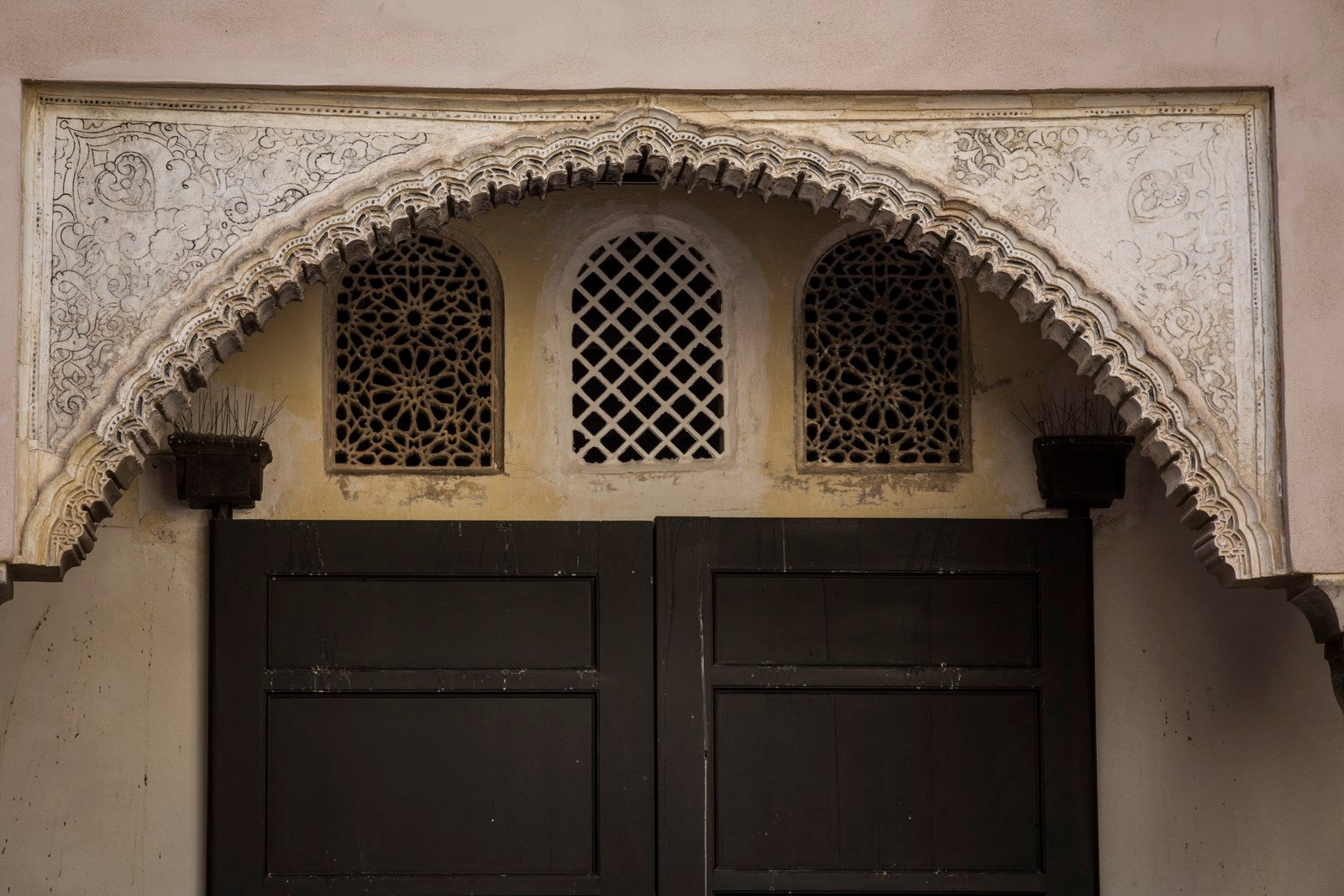 Casa de Zafra. El museo de historia local en una casa de estilo hispano-morisco del siglo XIV con murales mantiene sus vistas a la Alhambra, pero nadie puede disfrutar de ellas en persona