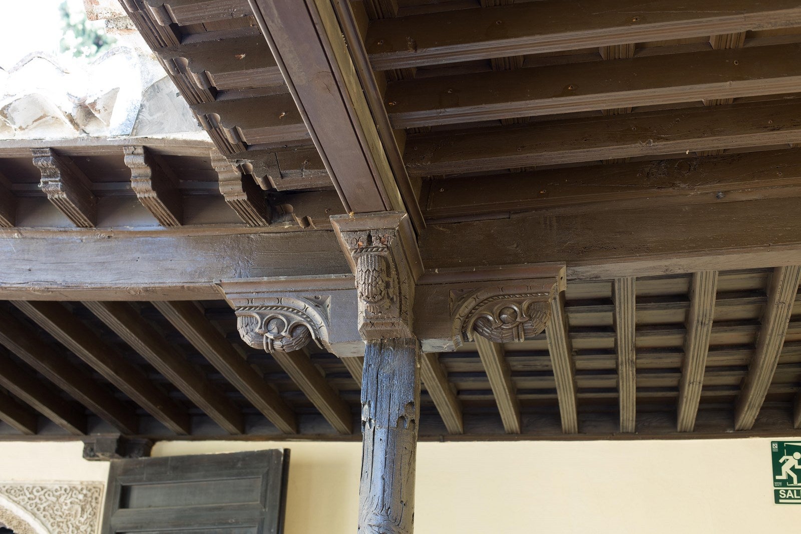 Casa del Chapiz. Este edificio, también Bien de Interés Cultural, se compone de la rehabilitación de dos viviendas moriscas (siglo XVI) situadas en el barrio granadino del Albaicín y tampoco está accesible