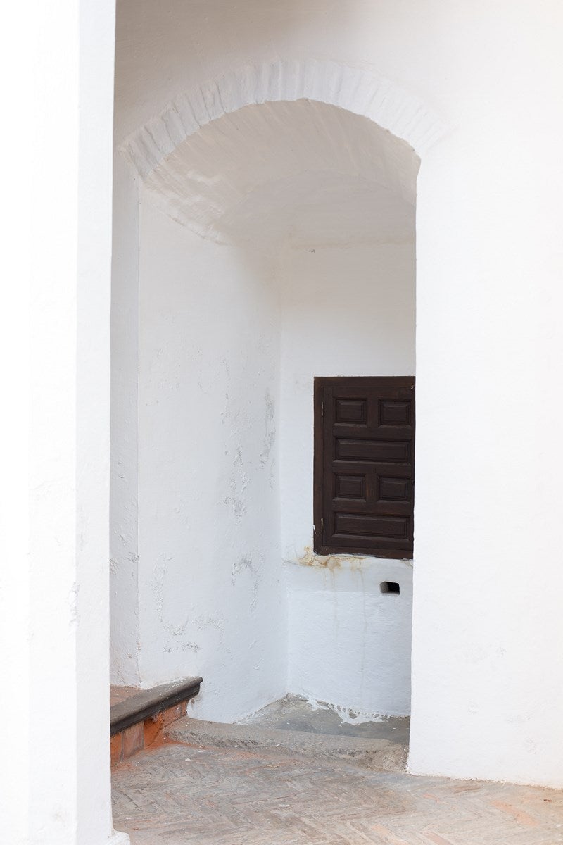 Casa del Chapiz. Este edificio, también Bien de Interés Cultural, se compone de la rehabilitación de dos viviendas moriscas (siglo XVI) situadas en el barrio granadino del Albaicín y tampoco está accesible