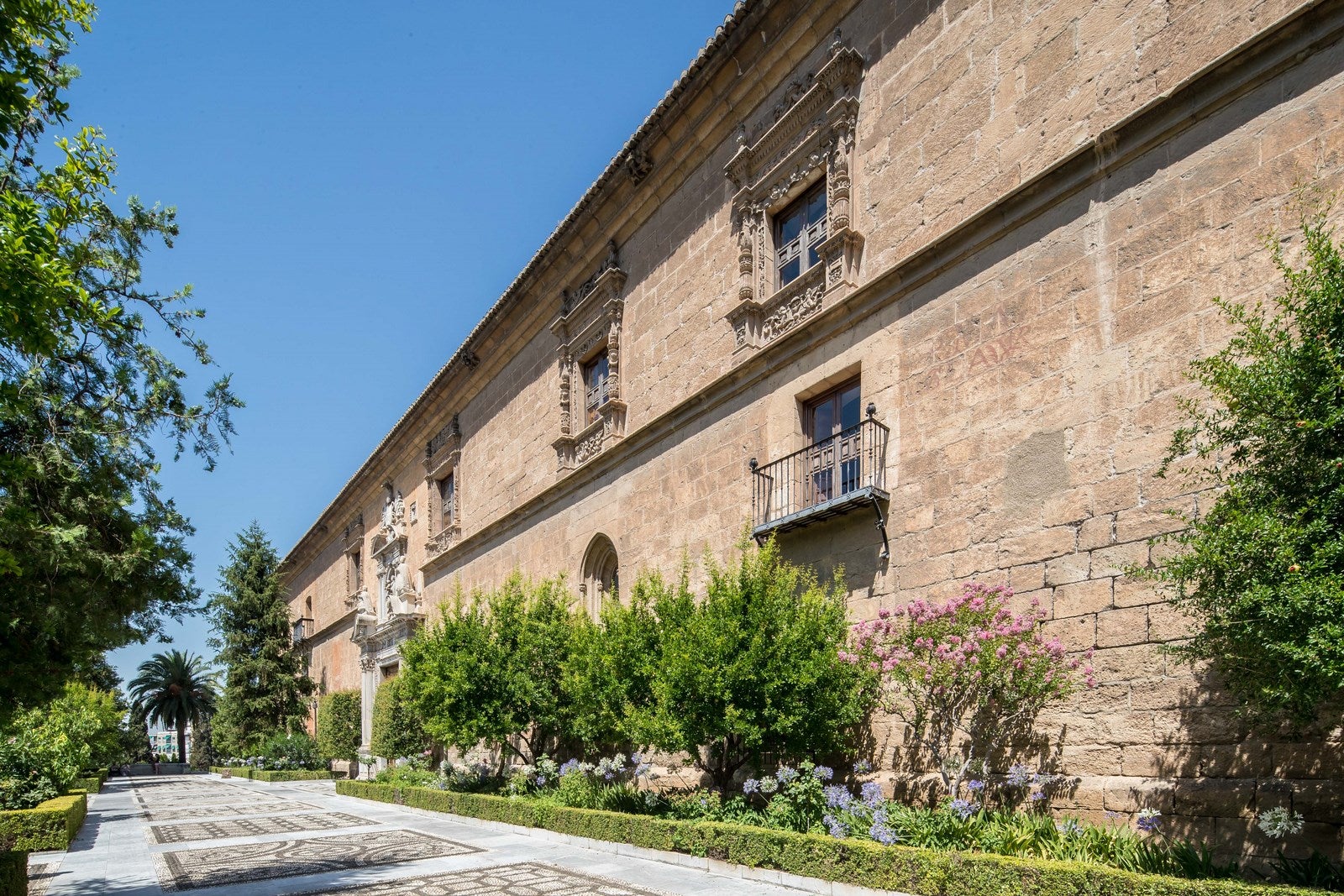 Hospital Real. El antiguo hospital, ahora edificio central de la Universidad de Granada, también está cerrado para visitantes