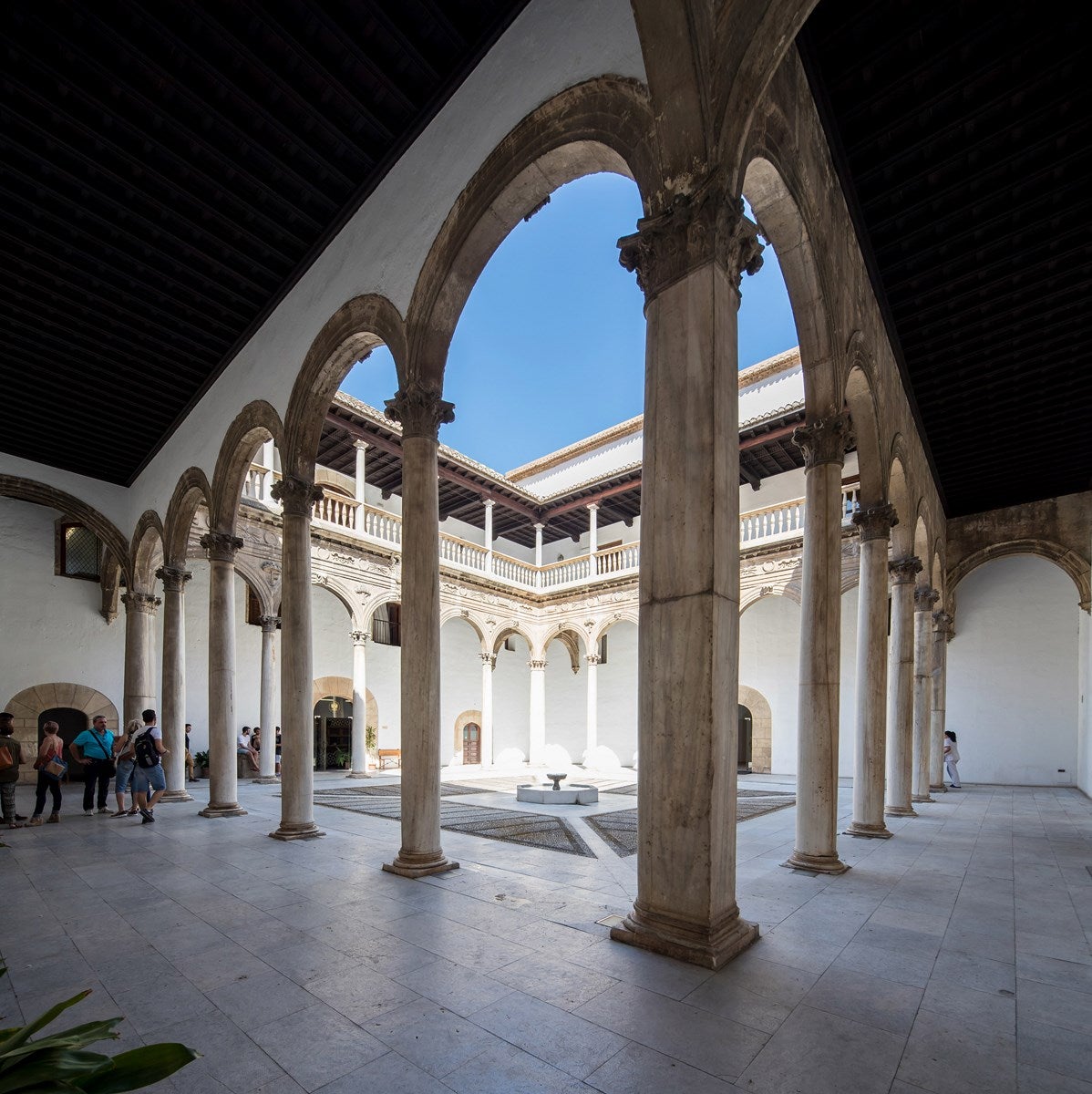 Hospital Real. El antiguo hospital, ahora edificio central de la Universidad de Granada, también está cerrado para visitantes