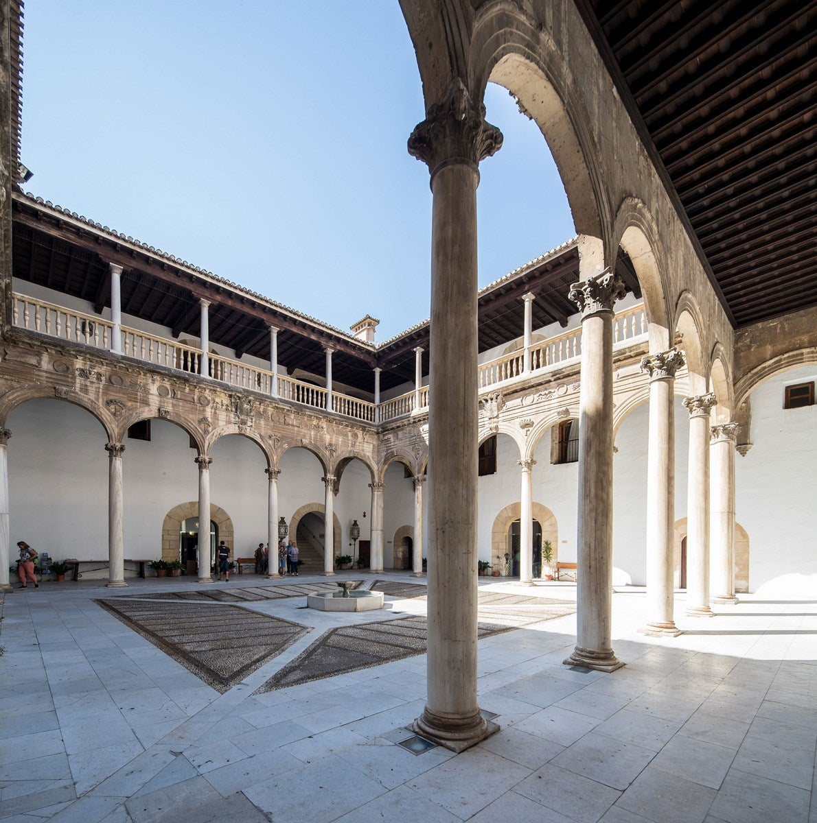 Hospital Real. El antiguo hospital, ahora edificio central de la Universidad de Granada, también está cerrado para visitantes
