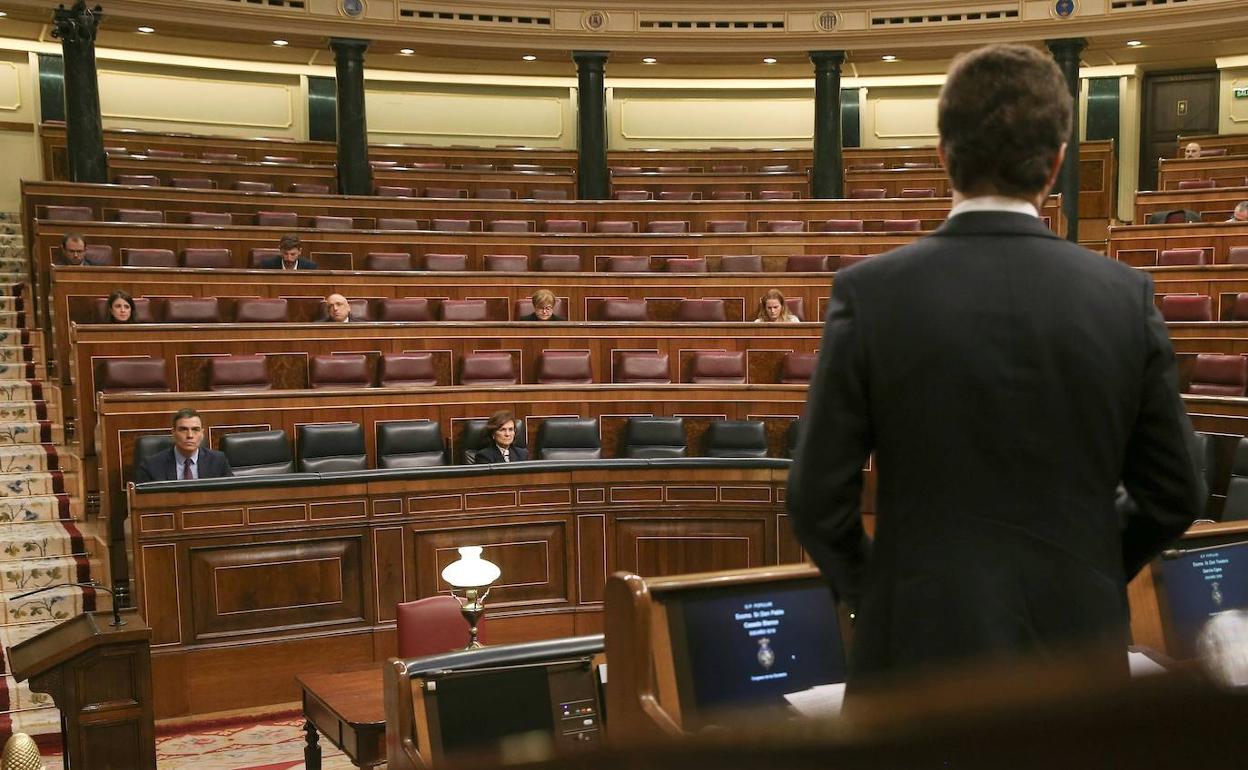 Pablo Casado interpela a Pedro Sánchez en una sesión en el Congreso