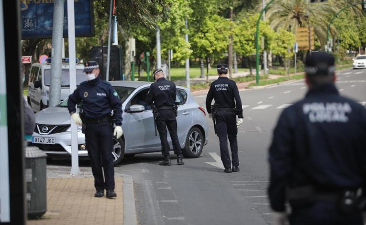 Agentes de Íllora descubieron a varios vecinos celebrando un cumpleaños en estado de alarma. 
