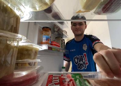 Imagen secundaria 1 - En la fachada de la casa, en Bola de Oro; y haciendo tareas del hogar. 