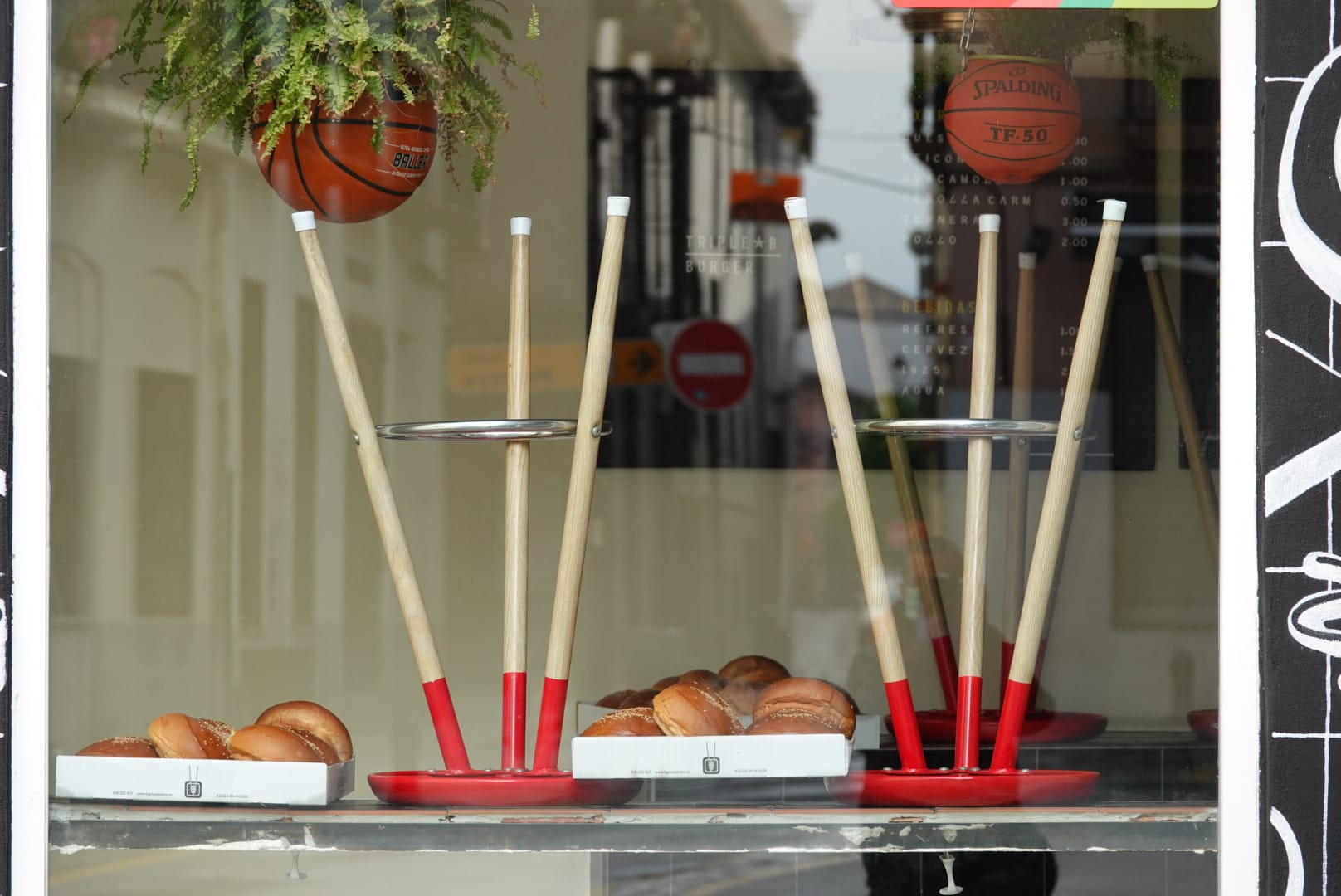 Muchos ciudadanos aprovechan para hacer la compra semanal y se ve más flujo de viandantes del habitual en las vías de la capital