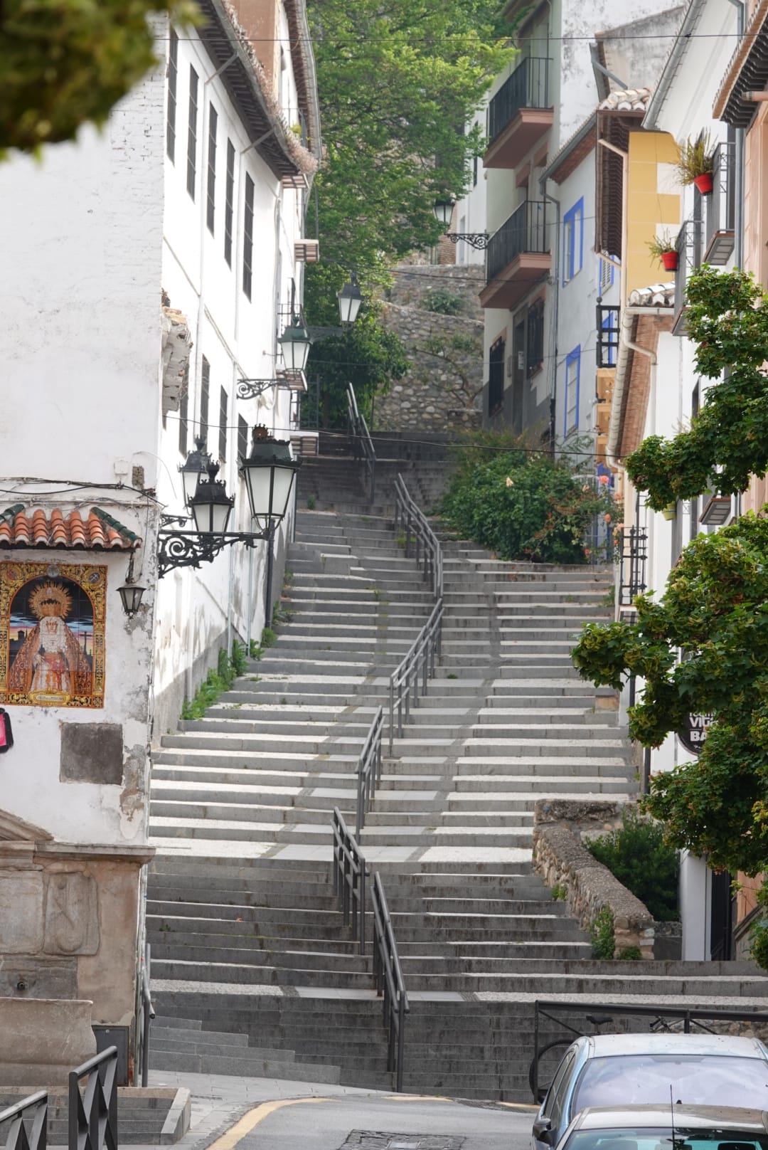Muchos ciudadanos aprovechan para hacer la compra semanal y se ve más flujo de viandantes del habitual en las vías de la capital