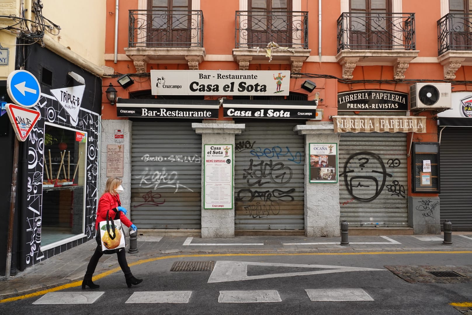 Muchos ciudadanos aprovechan para hacer la compra semanal y se ve más flujo de viandantes del habitual en las vías de la capital