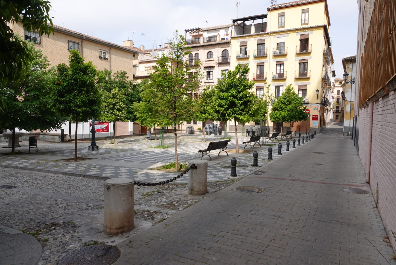 Muchos ciudadanos aprovechan para hacer la compra semanal y se ve más flujo de viandantes del habitual en las vías de la capital