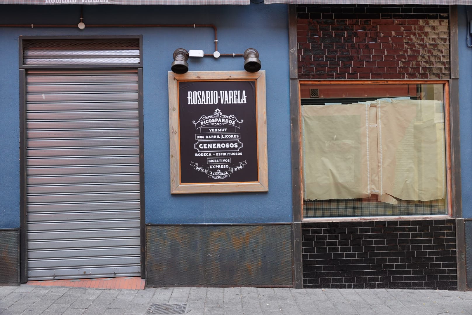 Muchos ciudadanos aprovechan para hacer la compra semanal y se ve más flujo de viandantes del habitual en las vías de la capital