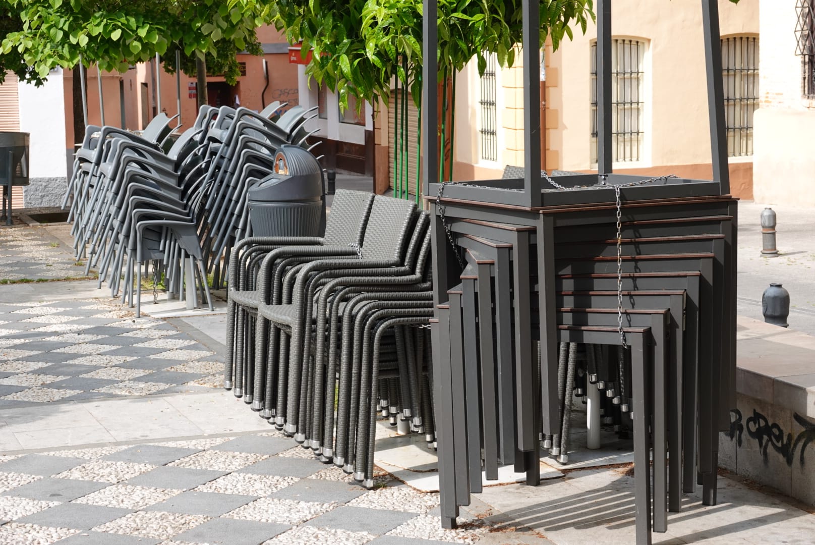 Muchos ciudadanos aprovechan para hacer la compra semanal y se ve más flujo de viandantes del habitual en las vías de la capital