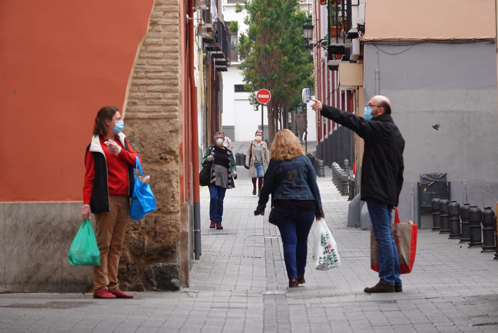 Muchos ciudadanos aprovechan para hacer la compra semanal y se ve más flujo de viandantes del habitual en las vías de la capital