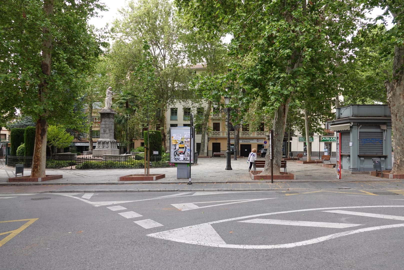 Muchos ciudadanos aprovechan para hacer la compra semanal y se ve más flujo de viandantes del habitual en las vías de la capital