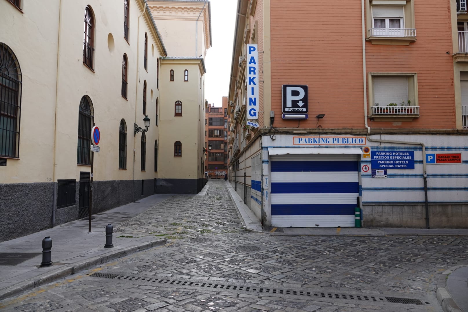 Muchos ciudadanos aprovechan para hacer la compra semanal y se ve más flujo de viandantes del habitual en las vías de la capital
