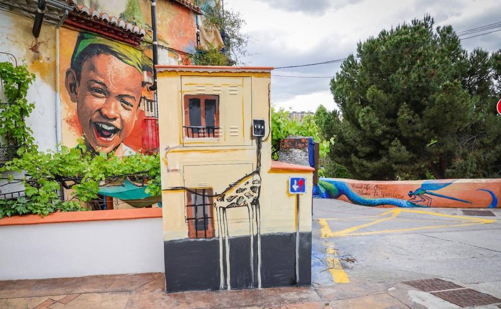 La Jirafa Cablejera de El Niño de las Pinturas ha aparecido como un trampantojo en otra esquina del barrio del Realejo de Granada.