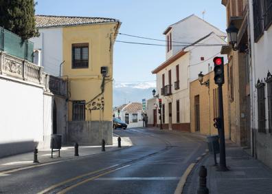 Imagen secundaria 1 - Estado del muro de la calle Molinos a día de hoy. La segunda foto, cuando se repintó en 2006. La tercera foto, la Jirafa Cablejera en foto del artista del año 2002.