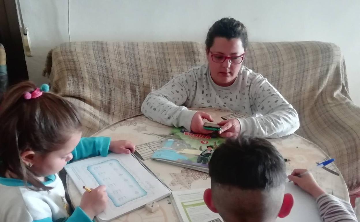 Vanessa Sánchez sólo tiene un dispositivo, que deben compartir sus dos pequeños.