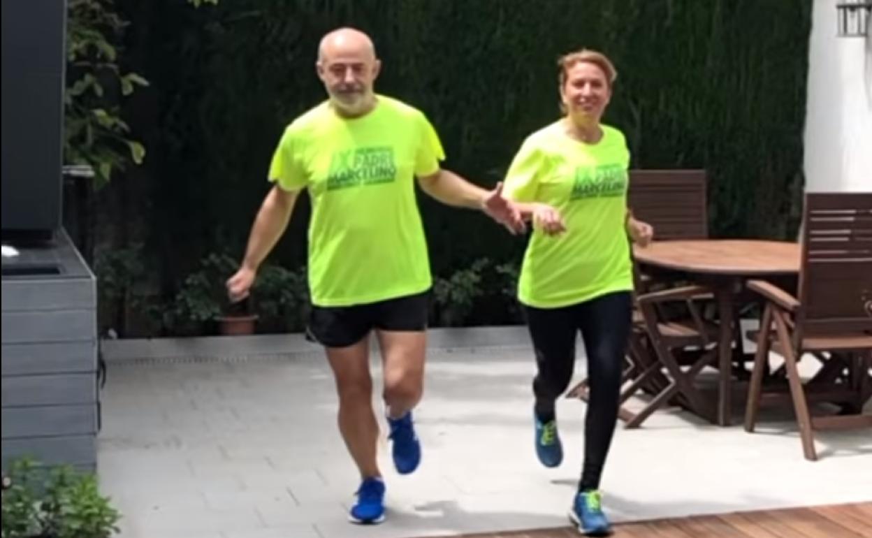 Una pareja corre en su domicilio para honrar el Memorial. 