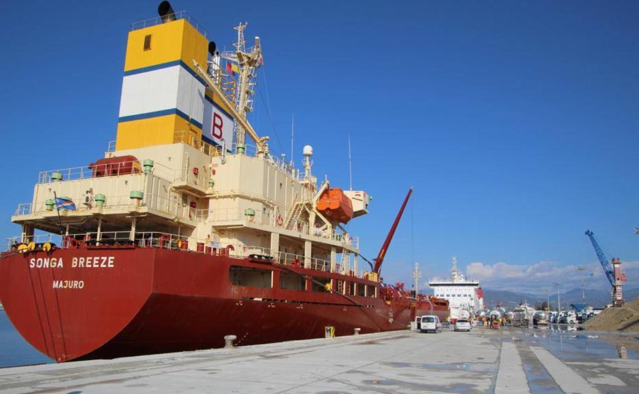 El barco que trae alcohol desde Pakistán, en el muelle de las Azucenas.