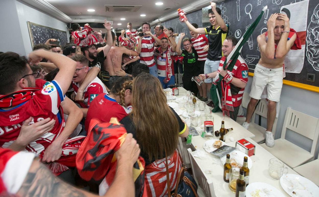 Los aficionados del Granada celebran el último ascenso en un bar de Gonzalo Gallas. 