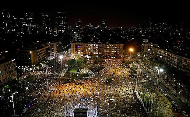 Manifestanción contra Netanyahu en Tel Aviv, donde los asistentes respetaron la distancia de seguridad.