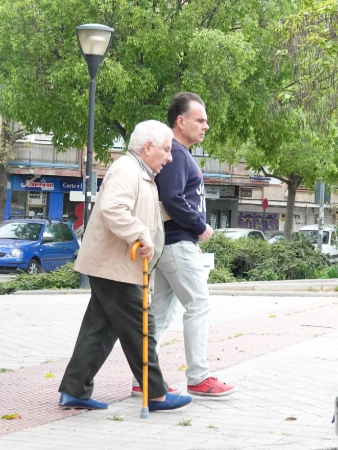 Reducido tráfico en las principales calles de la ciudad y largas colas con distancia para entrar a los supermercados 