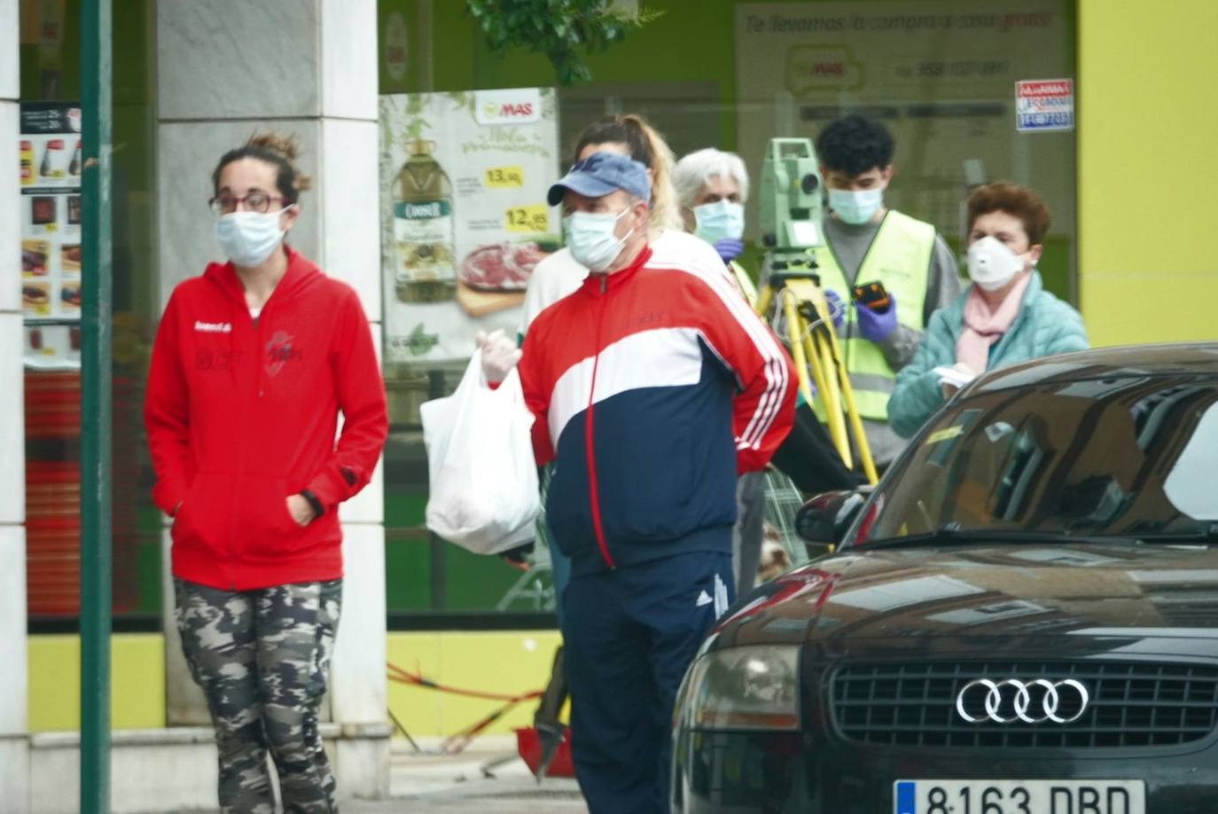 Reducido tráfico en las principales calles de la ciudad y largas colas con distancia para entrar a los supermercados 