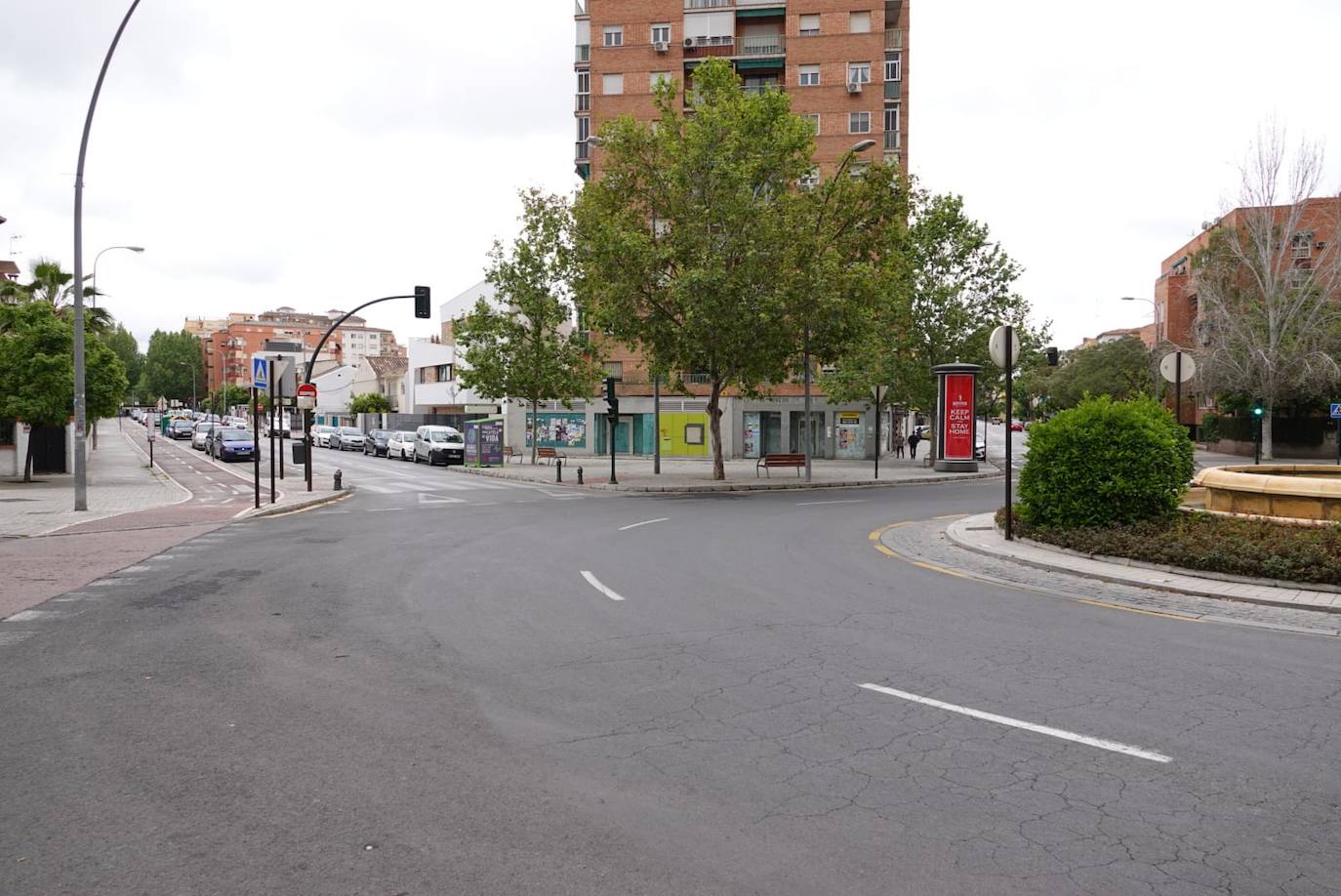 Reducido tráfico en las principales calles de la ciudad y largas colas con distancia para entrar a los supermercados 