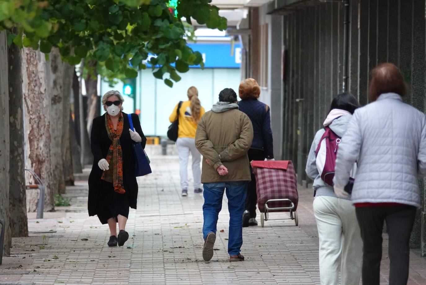 Reducido tráfico en las principales calles de la ciudad y largas colas con distancia para entrar a los supermercados 