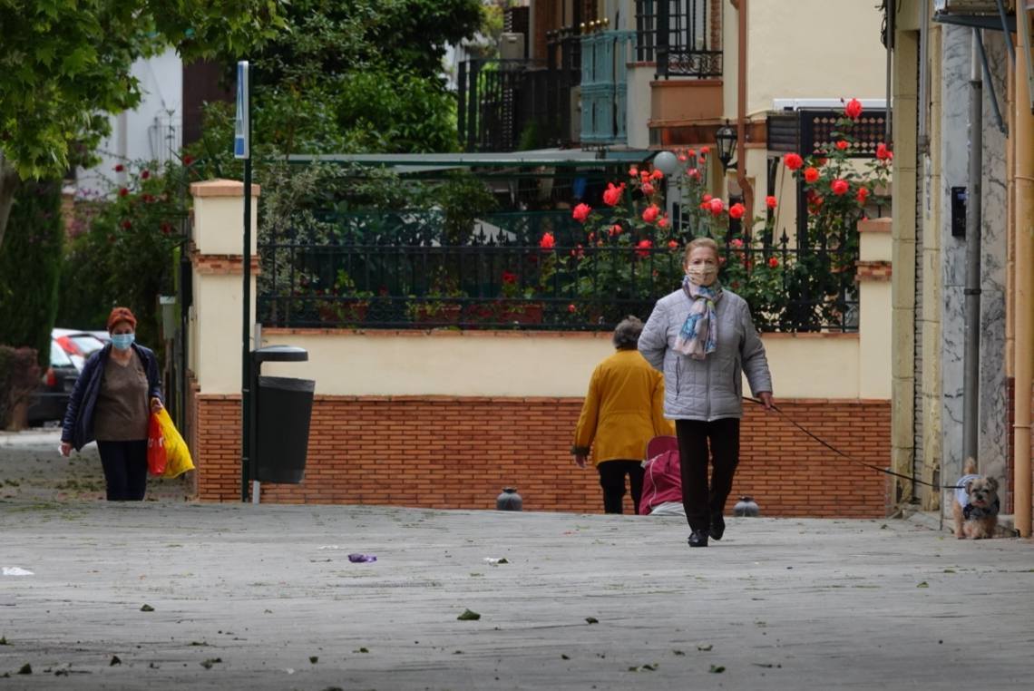 Reducido tráfico en las principales calles de la ciudad y largas colas con distancia para entrar a los supermercados 