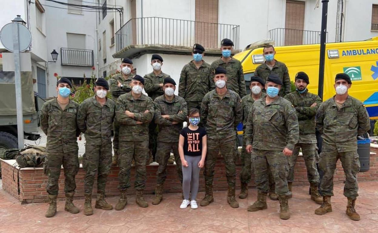 Carmen Lechuga Colmenero con los militares de la Brigada 'Guzmán el Bueno' X.