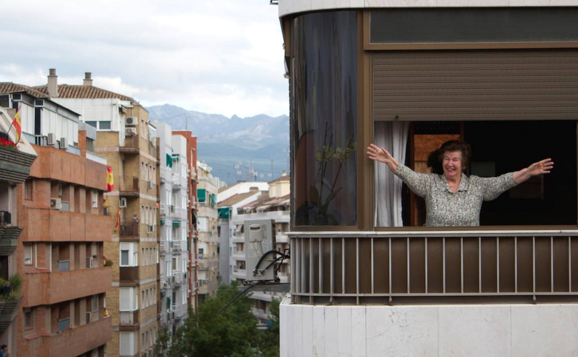 Pepita saluda desde su ventana de Pedro Antonio a sus hijas y nietos, al final de la manzana.