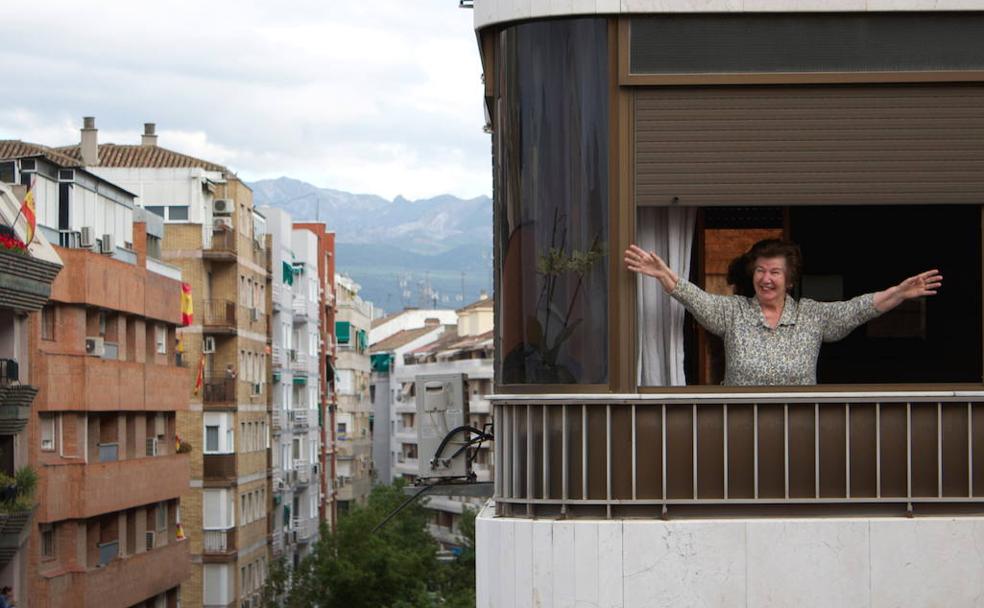 El saludo de la reina Pepita, la abuela granadina que ve a sus nietos desde el balcón