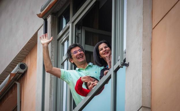 Luisa, Ignacio padre e Ignacio hijo, saludan desde su ventana a Pepita. 