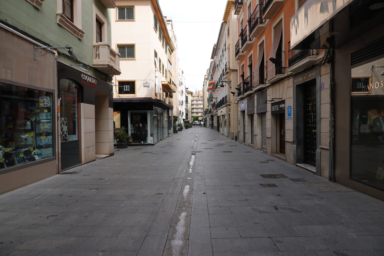 La capital vive un nuevo día de cuarentena con apenas unas personas circulando por sus vías