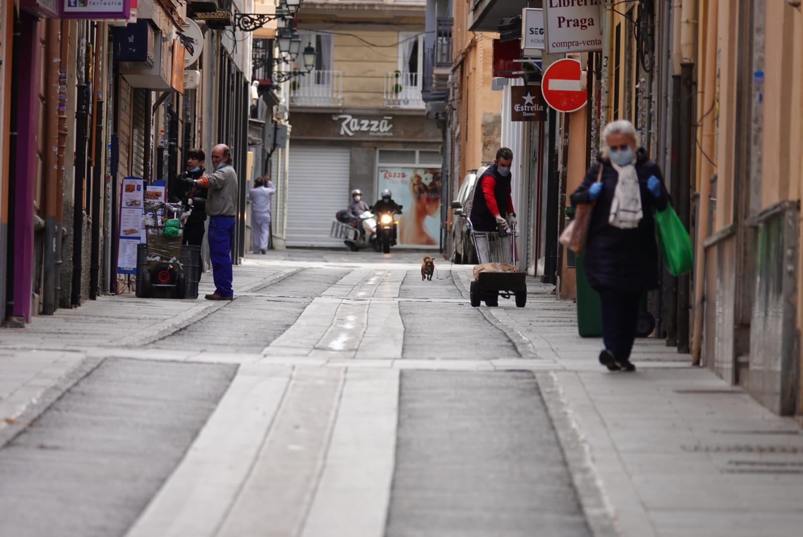 La capital vive un nuevo día de cuarentena con apenas unas personas circulando por sus vías