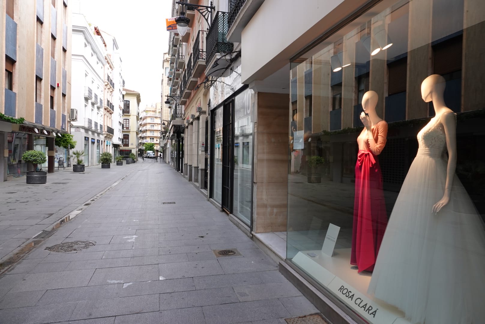 La capital vive un nuevo día de cuarentena con apenas unas personas circulando por sus vías